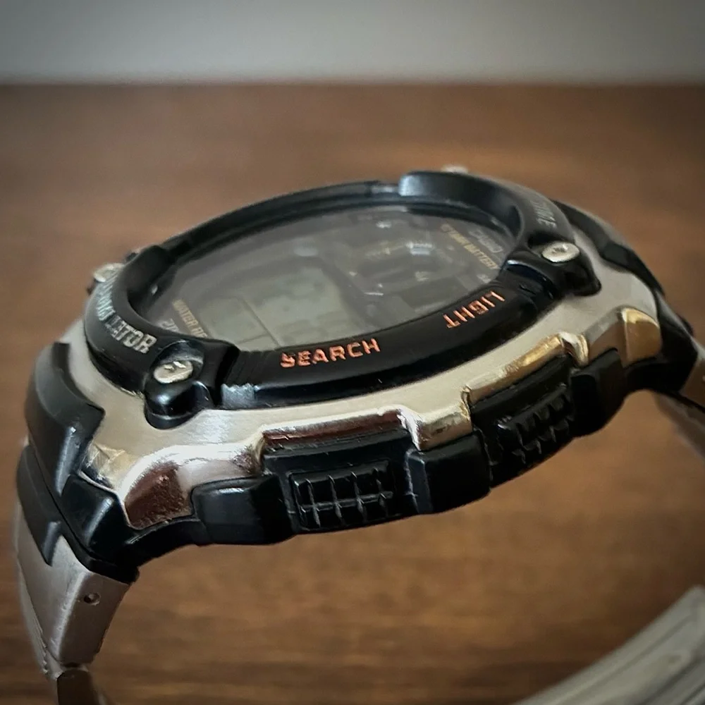 Casio AE2000W Digital Watch with Metal Band EUC - Picture 8 of 9